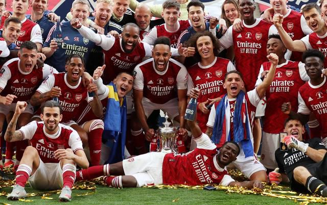 talkSPORT：曼联决定不触发瓦拉内合同中延长一年的选项英媒talkSPORT的报道，曼联已经决定不触发瓦拉内合同中延长一年的选项，在今年夏天成为自由球员之前，瓦拉内现在就可以自由地和海外俱乐部谈判以及预签合同。